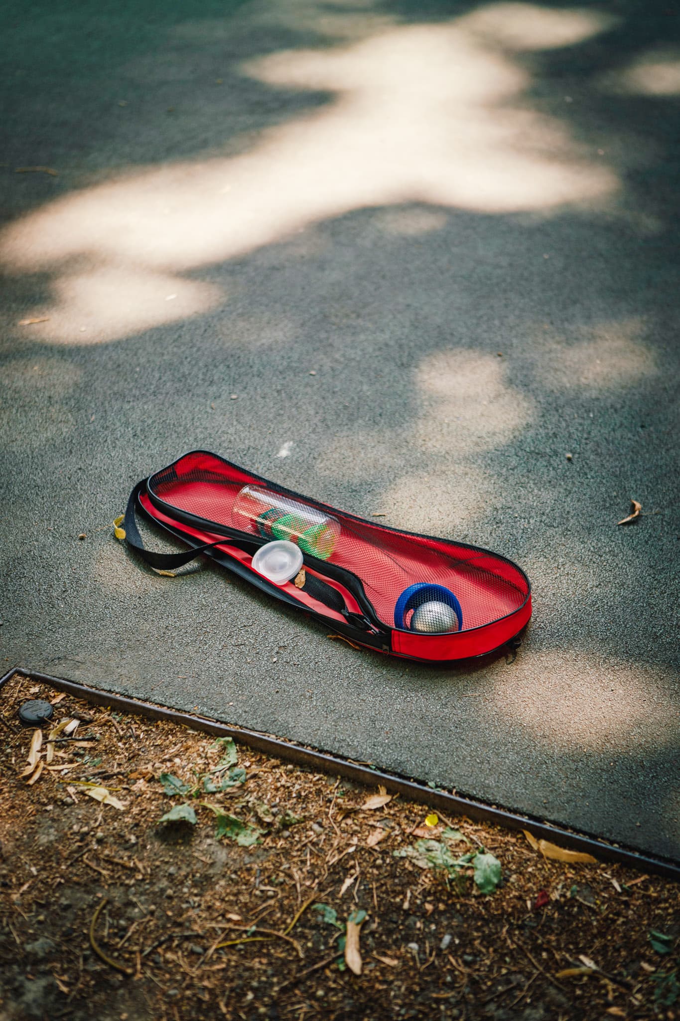Boccia-Tasche mit Kugeln auf dem Sportplatz