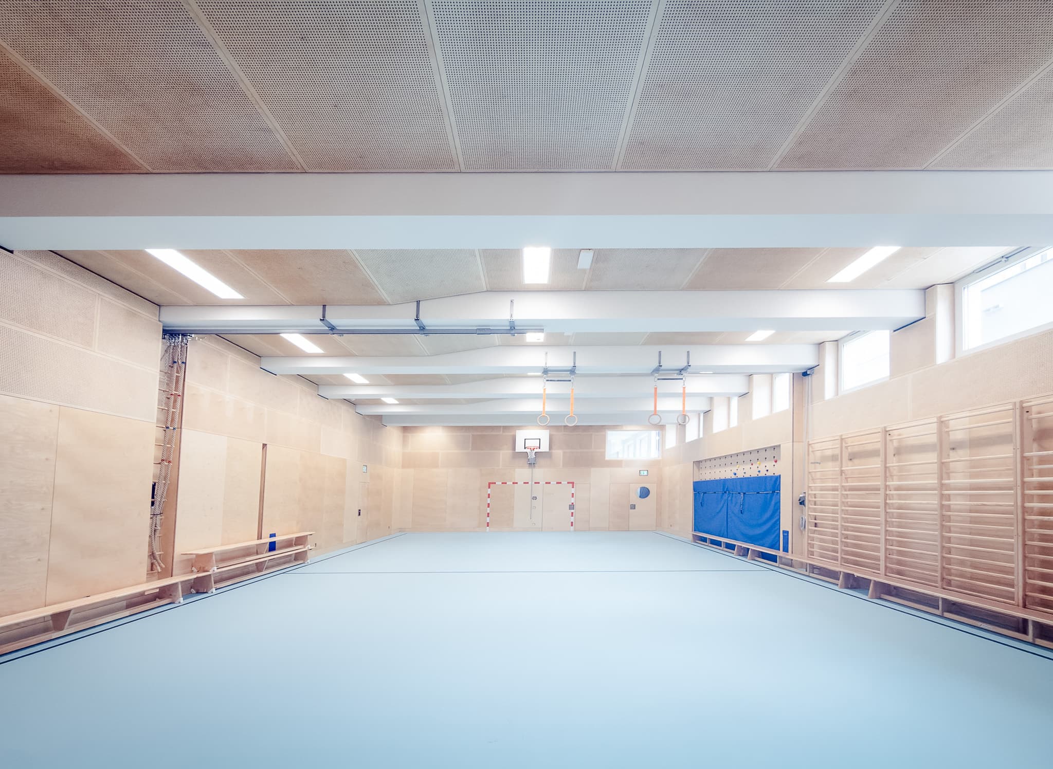 Weiter Blick in den leeren Sportsaal ALL IN