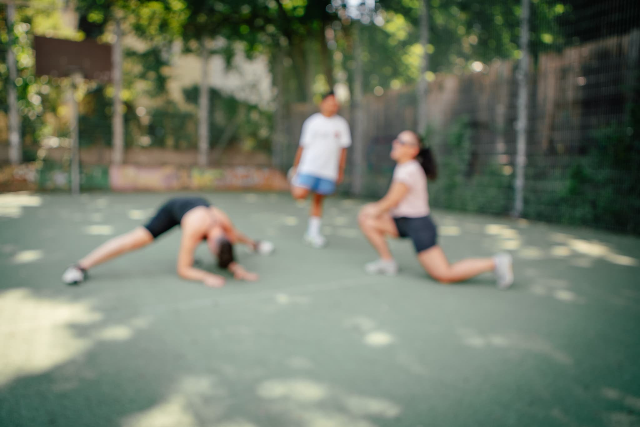 Gemeinsames Aufwärmen auf dem Sportplatz