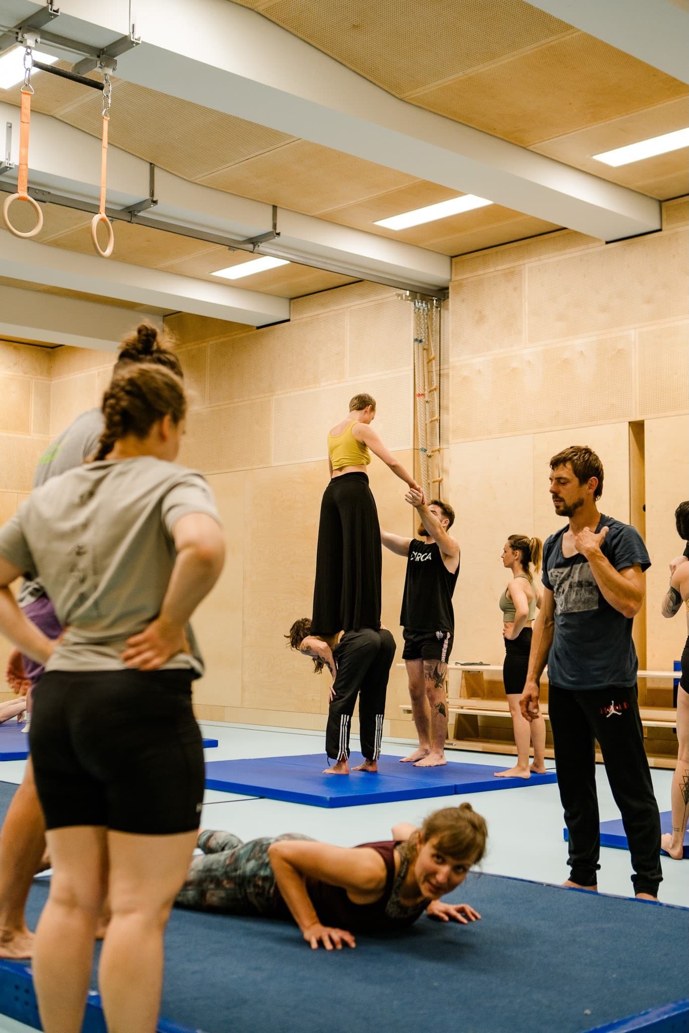 Mitglieder des SV Wien Neubau vor dem Sportsaal ALL IN